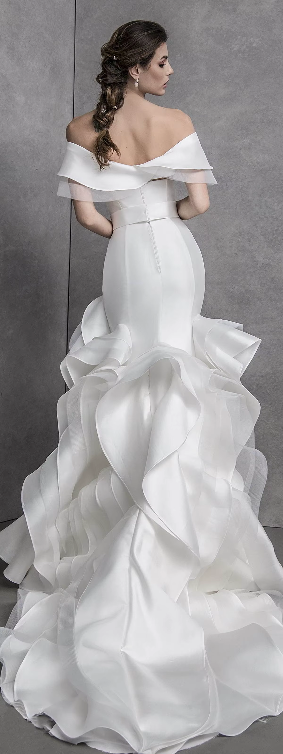 Robes de mariée modernes style fourreau avec volants, ceintures et en satin sans manches, grandes ta