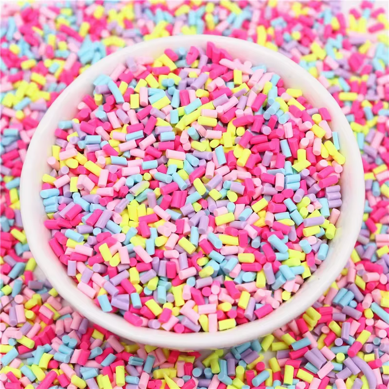 Mélange coloré de tranches d'argile polymère cylindrique, saupoudrage pour l'argile de remplissage d