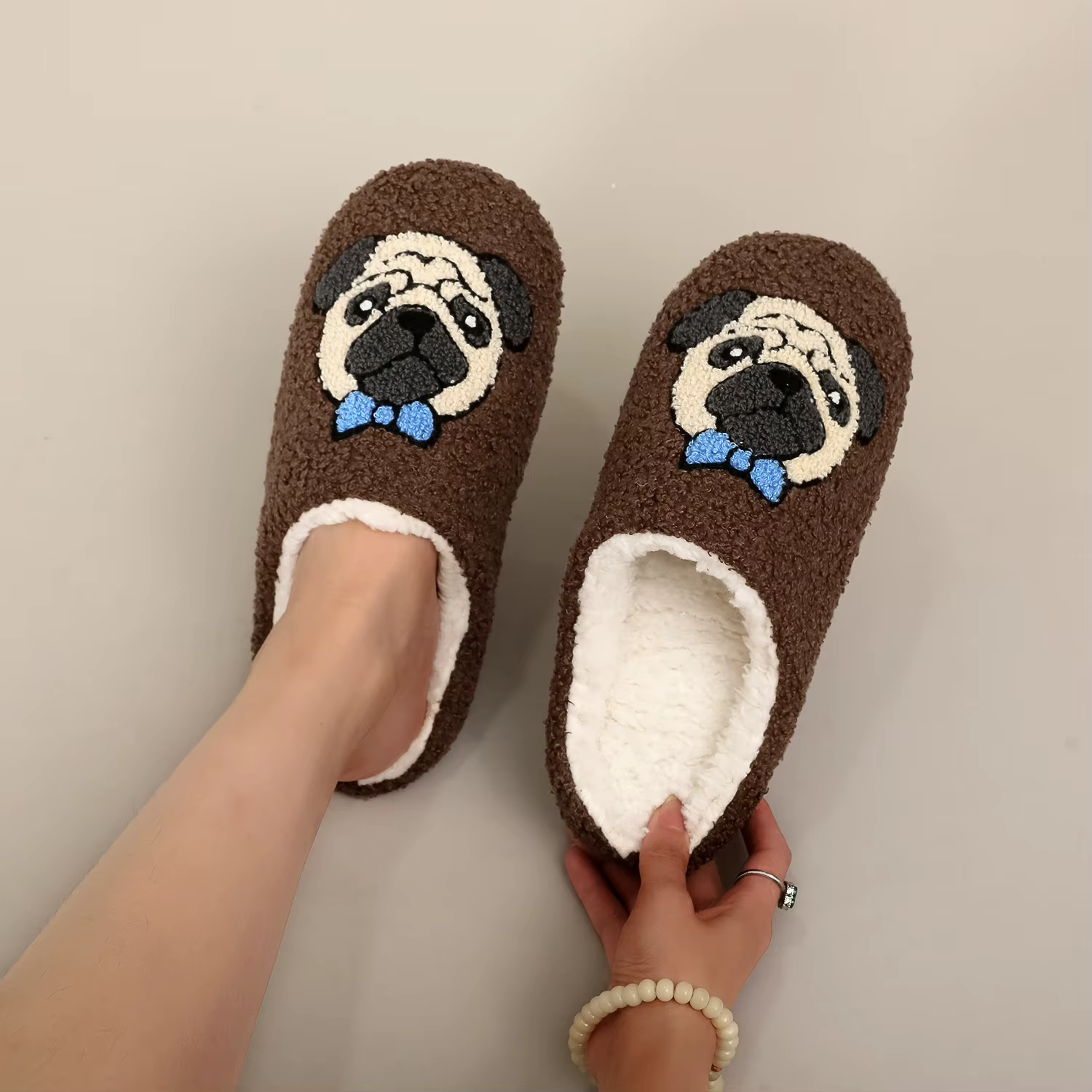 Une paire de pantoufles en fourrure confortables à semelles souples pour la maison en peluche à moti