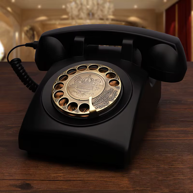 Téléphone filaire rouge, téléphones de bureau à cadran rotatif classique, téléphone vintage antique du téléphone de la vieille mode des années 1930