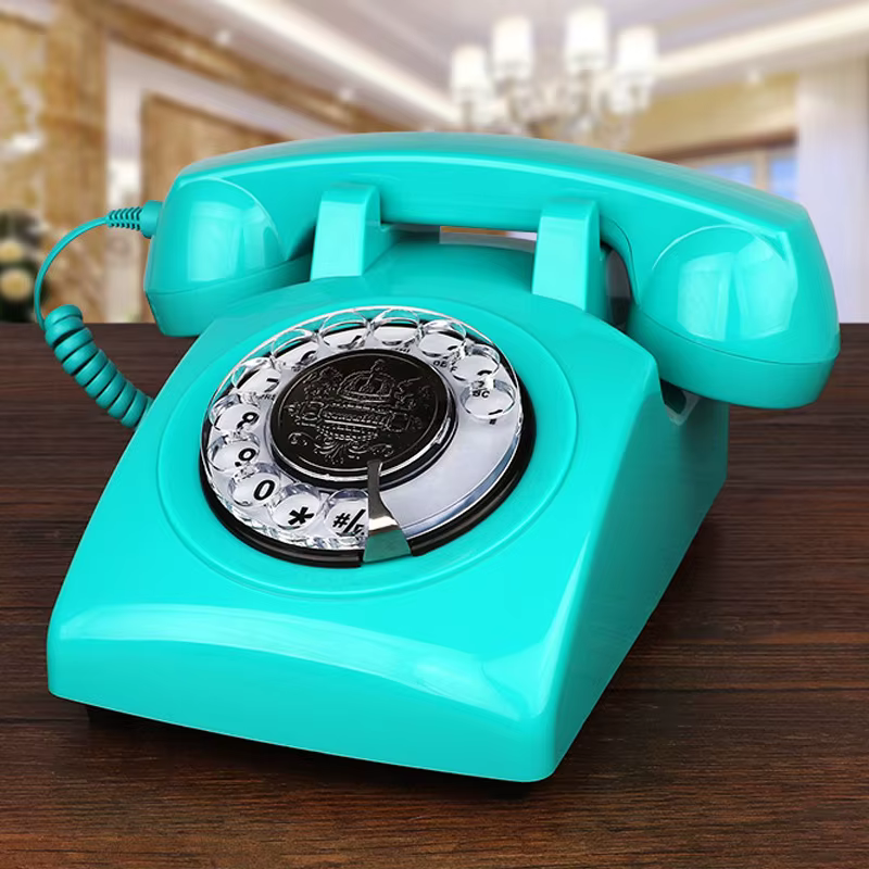 Téléphone filaire rouge, téléphones de bureau à cadran rotatif classique, téléphone vintage antique du téléphone de la vieille mode des années 1930