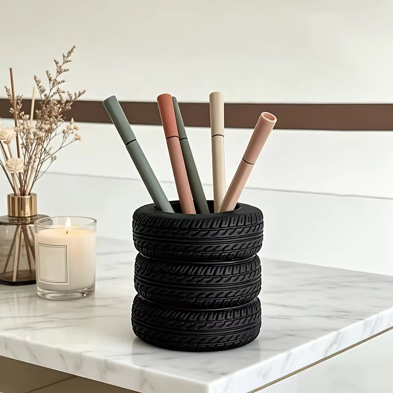 Porte-stylo en forme de carreau, un excellent accessoire de bureau pour les passionnés d'automobiles, un seau de rangement de bureau amusant et personnalisé