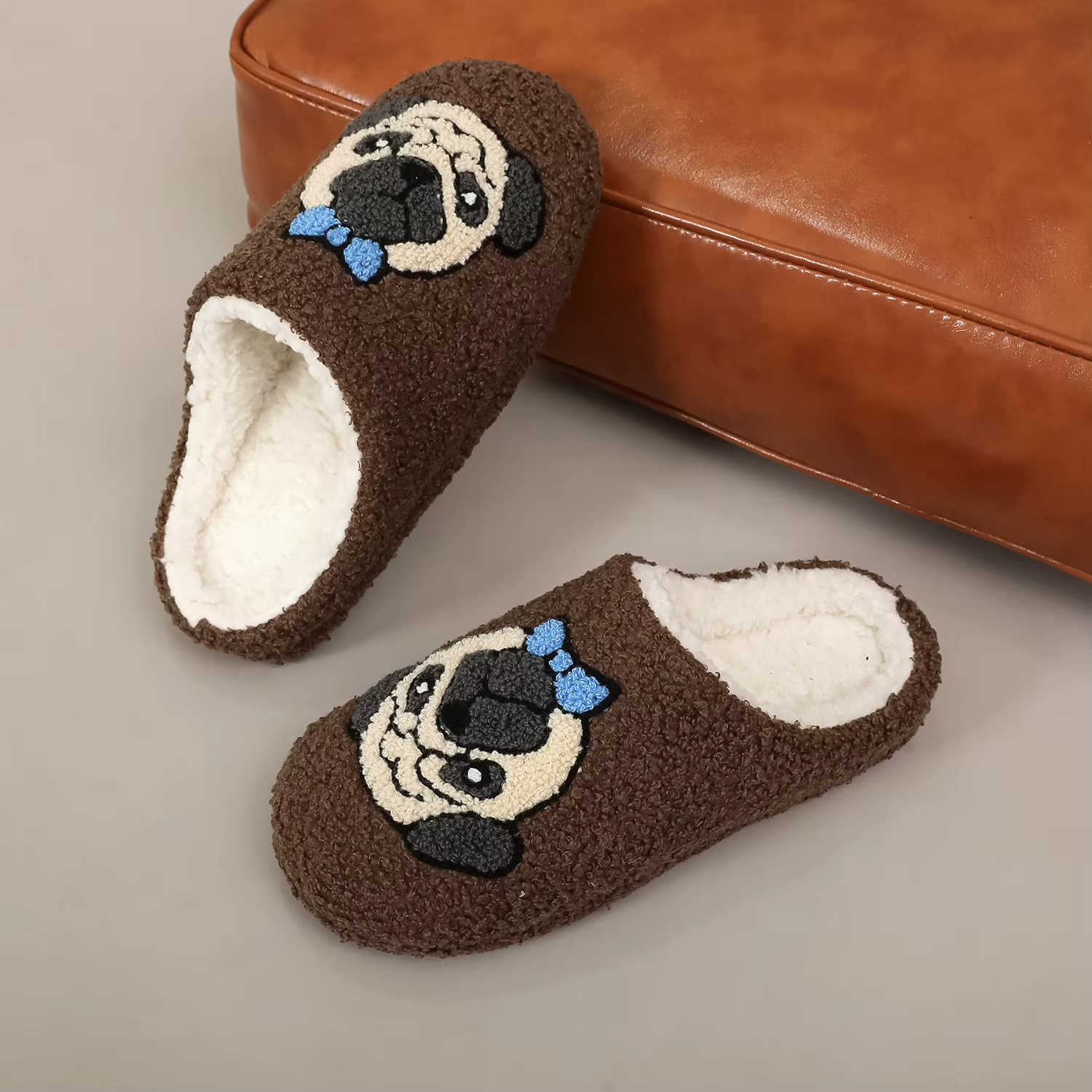 Une paire de pantoufles en fourrure confortables à semelles souples pour la maison en peluche à motif brodé de carlin marron, pantoufles d'intérieur mignonnes, chaudes et antidérapantes pour hommes et