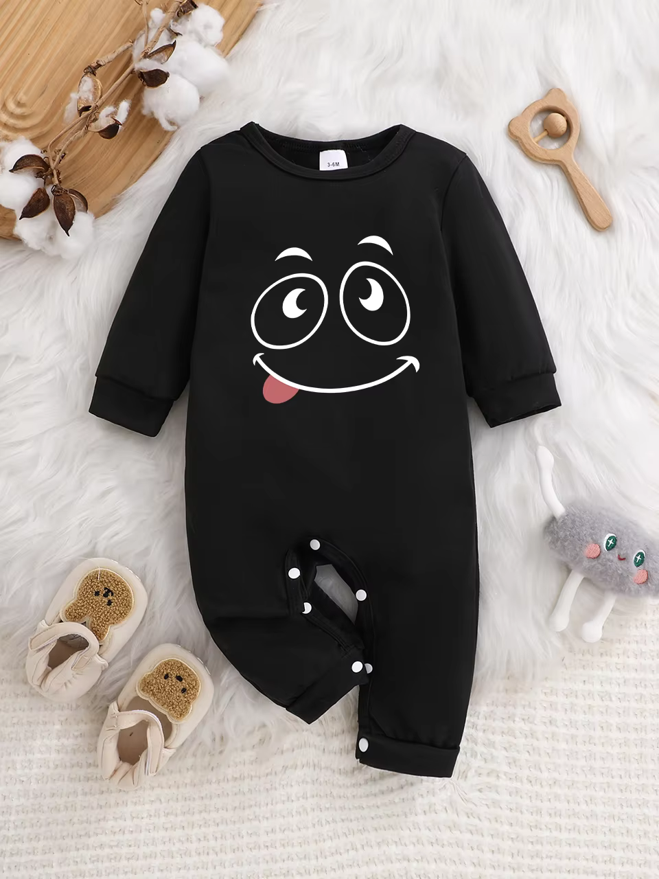Body à manches longues pour bébé avec des imprimés de lettres amusants, design boutonné, facile d'entretien, adapté aux nouveaux parents.