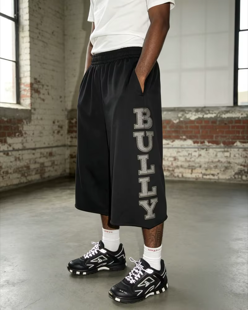 Shorts Y2K BULLY imprimés fluorescents 7/8, ourlet effiloché vintage, motif lettres vintage, coupe ample, style streetwear et skateboard