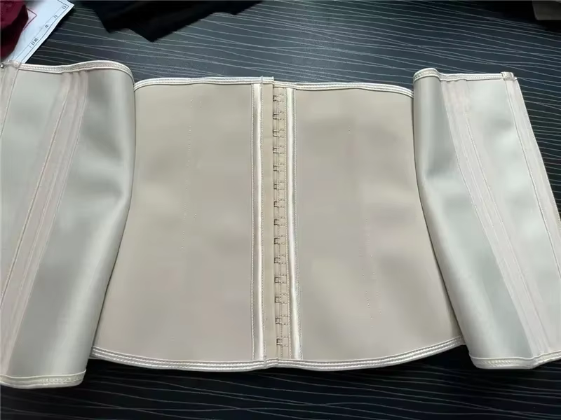 Ceinture de compression double effet pour le contrôle du ventre