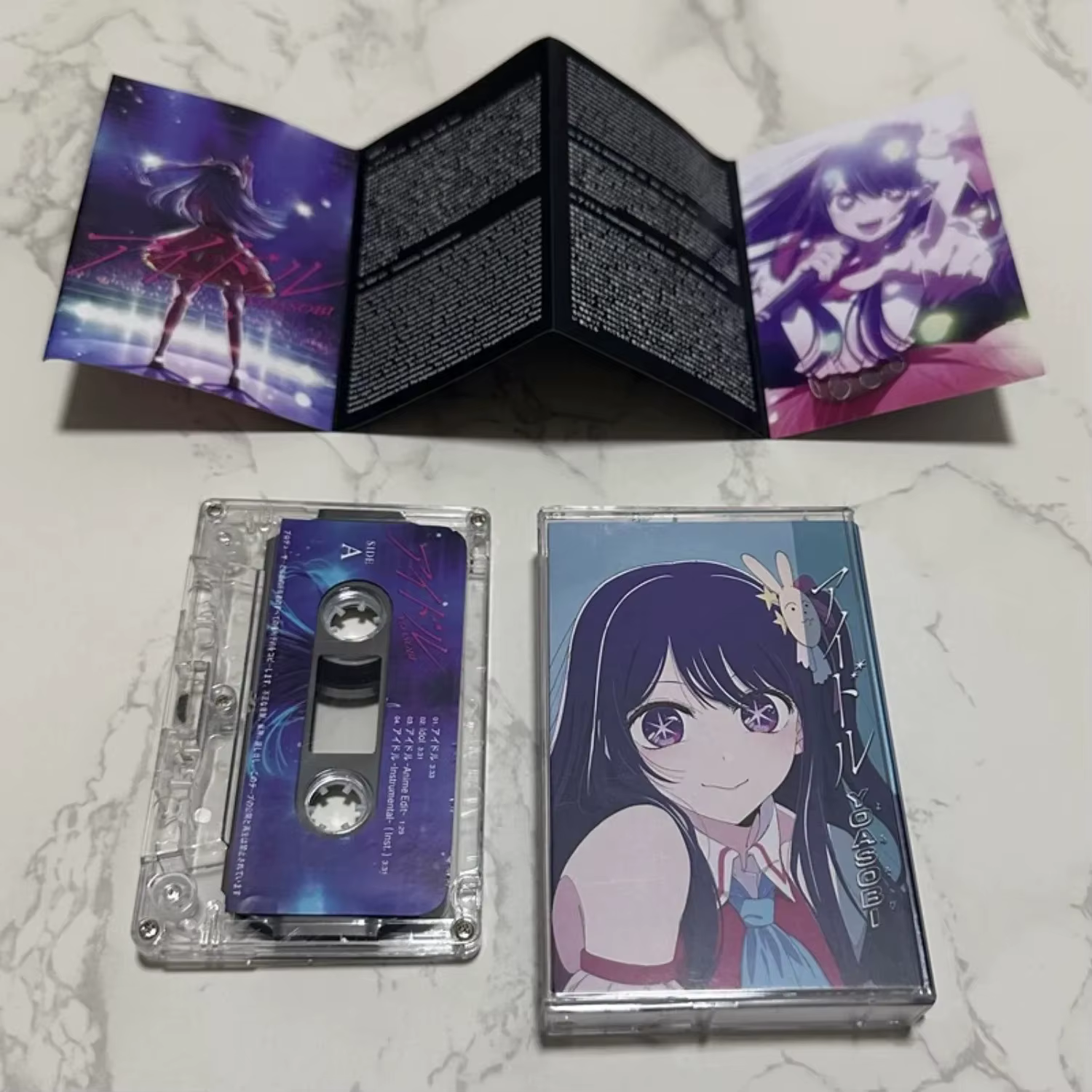 Cassette audio analogique sur le thème des idoles J-pop, avec illustration de personnage dessinée à la main, couverture rétro, bande magnétique musicale