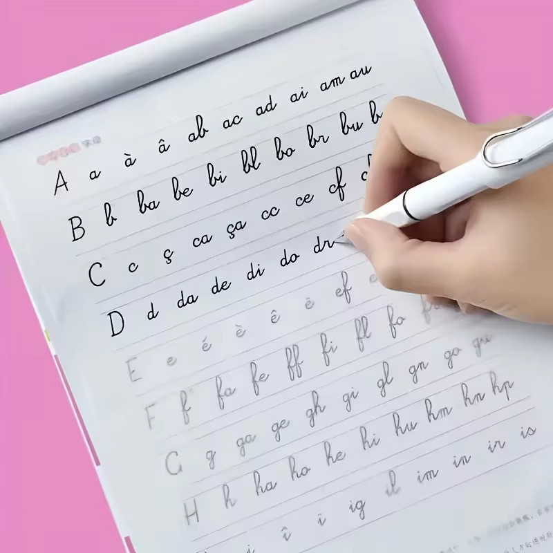 Étudier la calligraphie française volumine la pratique de l'art de l'écriture en écriture française standard.