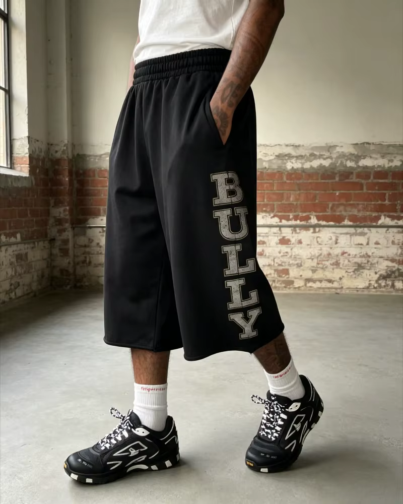 Shorts Y2K BULLY imprimés fluorescents 7/8, ourlet effiloché vintage, motif lettres vintage, coupe ample, style streetwear et skateboard