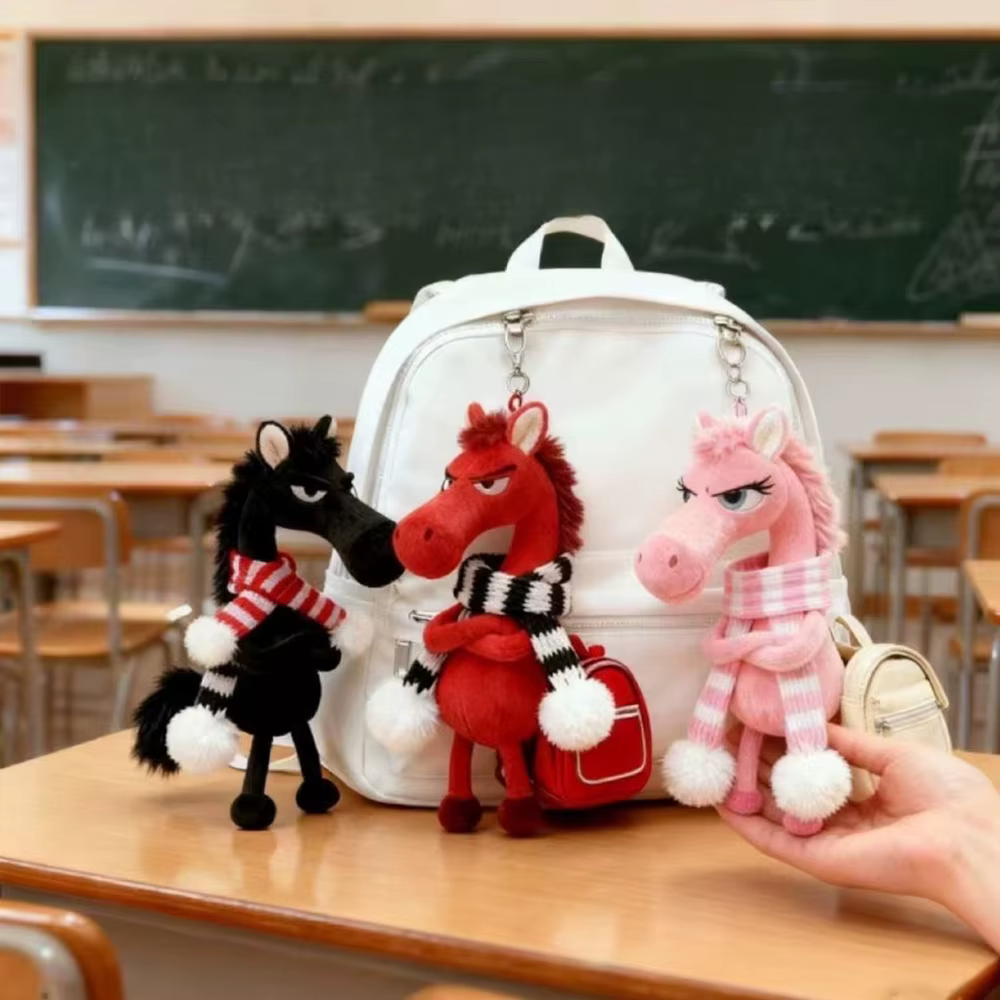 Mascotte de l'Année du Cheval, un pendentif chic en forme de cheval, un pendentif élégant et stylé en forme de cheval noir, un breloque de sac, un porte-clés en peluche tendance et élégant en forme de