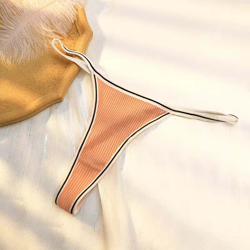 String pour femme, une pièce