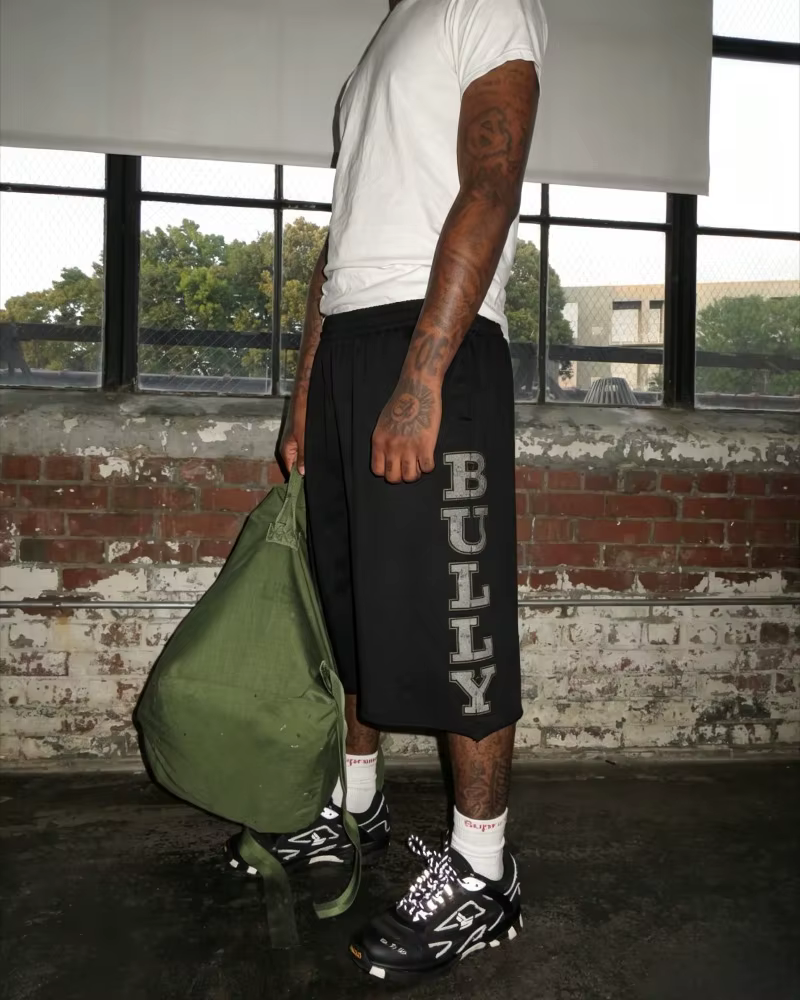 Shorts Y2K BULLY imprimés fluorescents 7/8, ourlet effiloché vintage, motif lettres vintage, coupe ample, style streetwear et skateboard