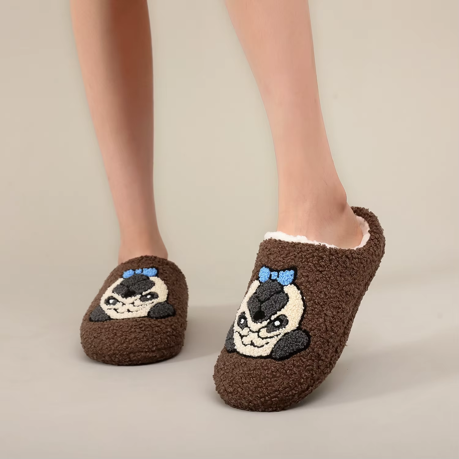 Une paire de pantoufles en fourrure confortables à semelles souples pour la maison en peluche à motif brodé de carlin marron, pantoufles d'intérieur mignonnes, chaudes et antidérapantes pour hommes et