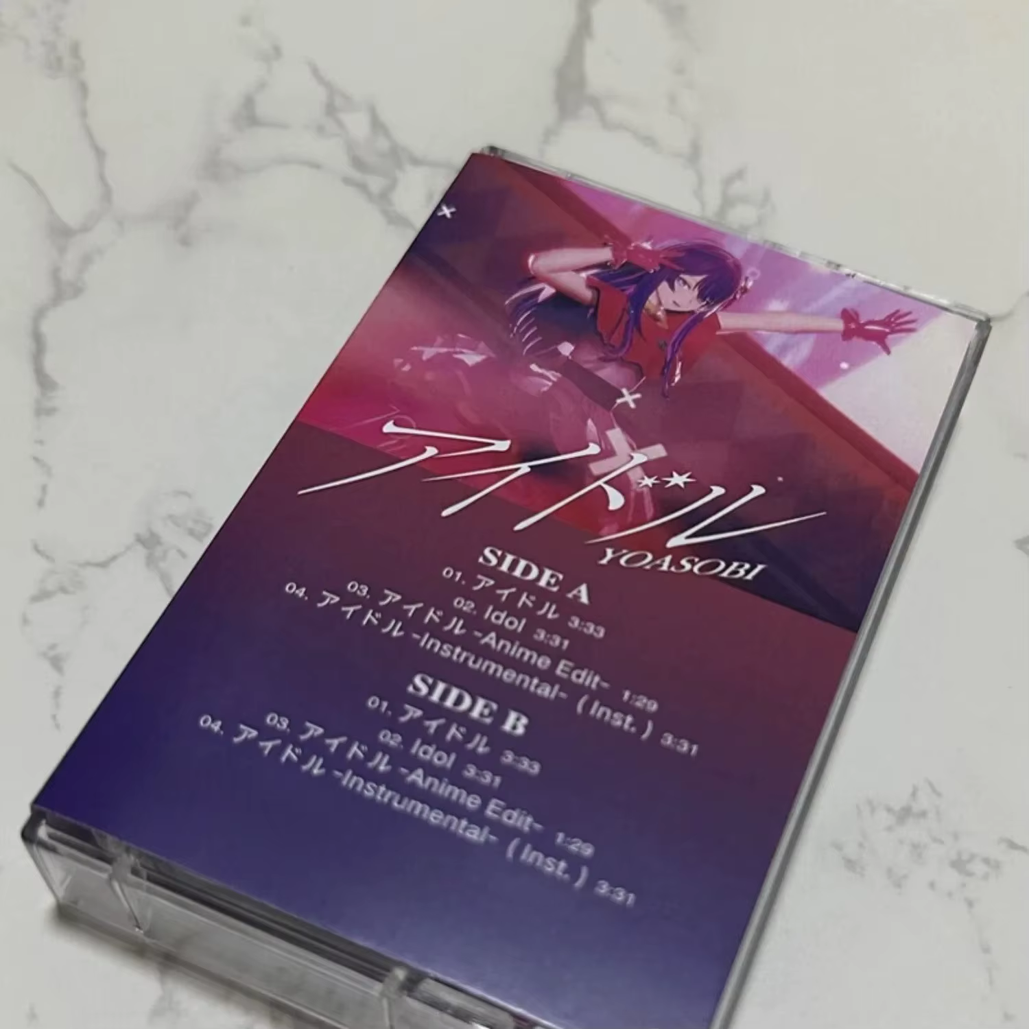 Cassette audio analogique sur le thème des idoles J-pop, avec illustration de personnage dessinée à la main, couverture rétro, bande magnétique musicale